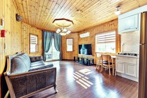 Room (106 - Base 8 pax) | Free WiFi - Muju Cherish Pension (Muju)