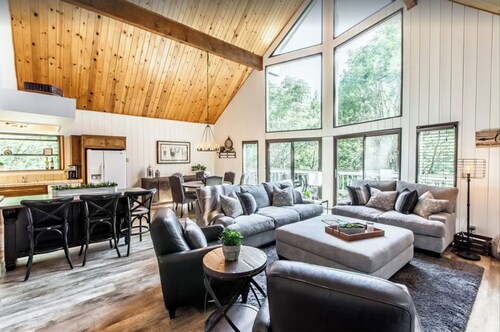 SPACIOUS BLUE JAY CABIN WITH VAULTED CEILINGS!