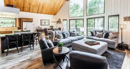 SPACIOUS BLUE JAY CABIN WITH VAULTED CEILINGS!