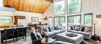 SPACIOUS BLUE JAY CABIN WITH VAULTED CEILINGS!