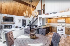 Smart TV, chimenea y futbolito 