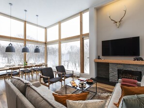 Alpehytte, 3 soverom | Oppholdsrom | En 32-tommers smart-TV med Parabol-TV samt TV og peis