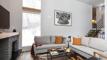 Chalet, 3 kamar tidur | Area keluarga | Smart TV 32-inci dengan saluran TV satelit, TV, dan perapian