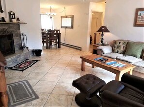 TV, fireplace, offices - Pinecliff Retreat (Ruidoso)