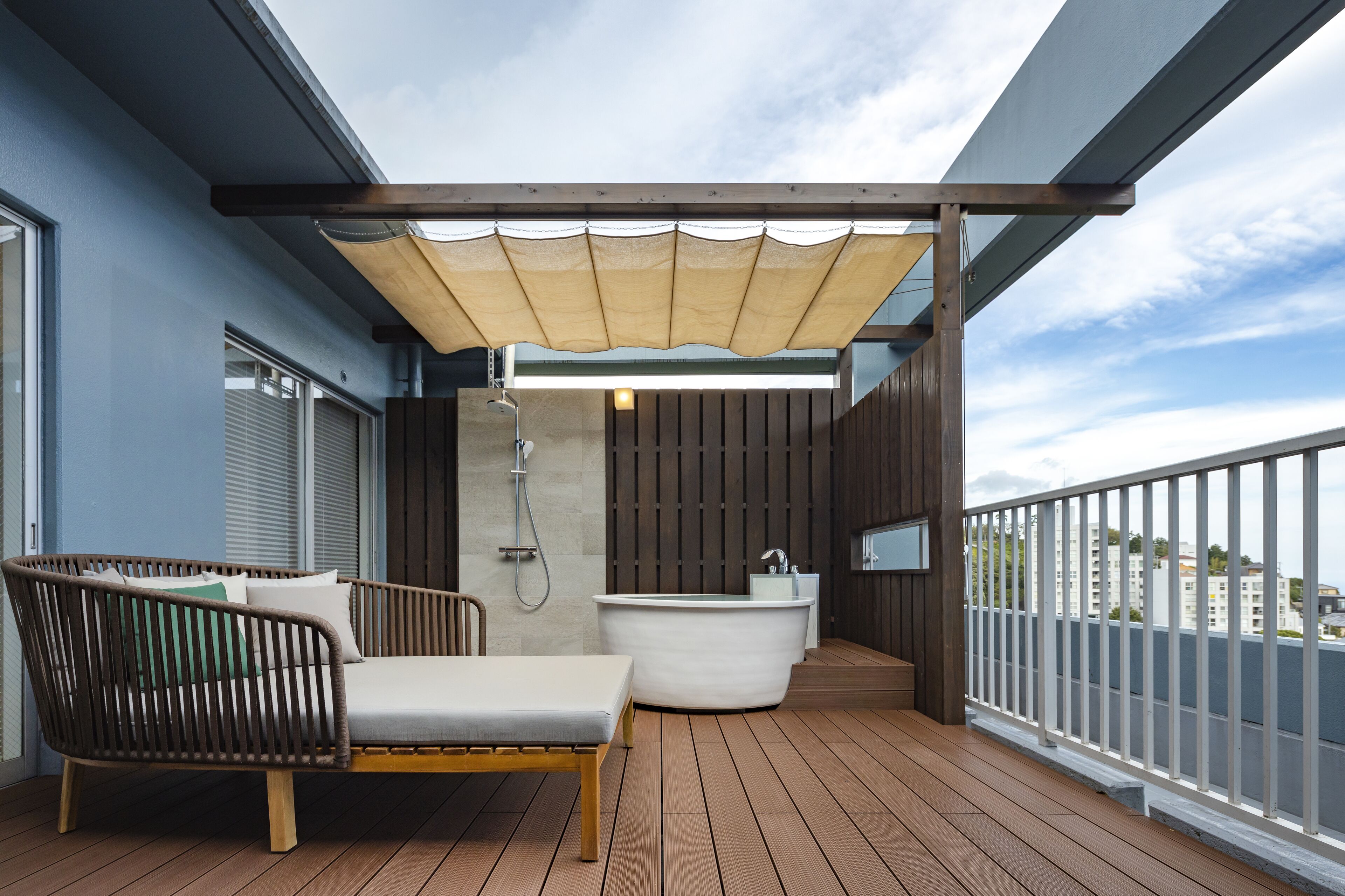 combined shower/bathtub, deep-soaking bathtub, slippers, towels