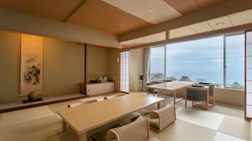 Habitación, 4 habitaciones, para no fumadores, vista al océano (Japanese Semi Suite) | 1 habitación, caja de seguridad en la habitación y escritorio