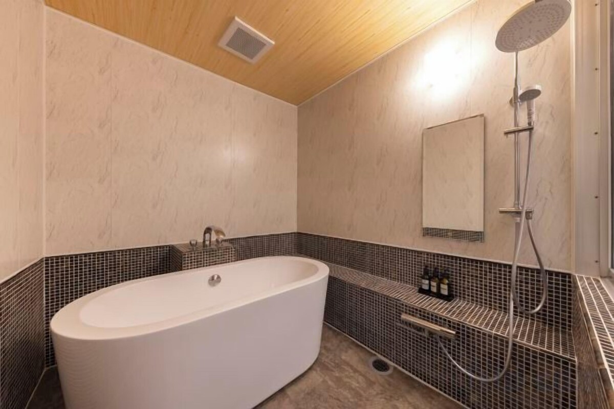 Badezimmer | Duschwanne, Komfortbadewanne, Hausschuhe, Handtücher