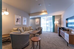 1 habitación, caja de seguridad en la habitación y escritorio