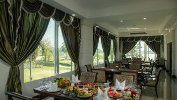 Café da manhã, almoço e jantar; culinária asiática