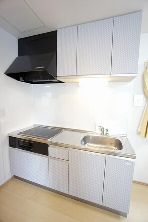 Private Vacation Home | Private kitchenette | Fridge, microwave, stovetop, electric kettle - Sakura 612 (Sapporo)