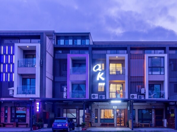 Fachada de la propiedad por la tarde o noche