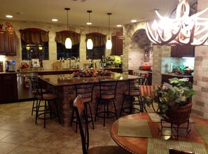 Dining - Cody's Happy Trails Ranch Vacation Rental -New Braunfels Texas! (New Braunfels)