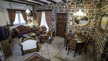 Smart-tv, dvd-spelare, ett musikbibliotek och en stereo