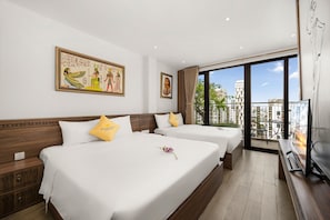 Suite estudio familiar | Minibar, caja de seguridad en la habitación y escritorio