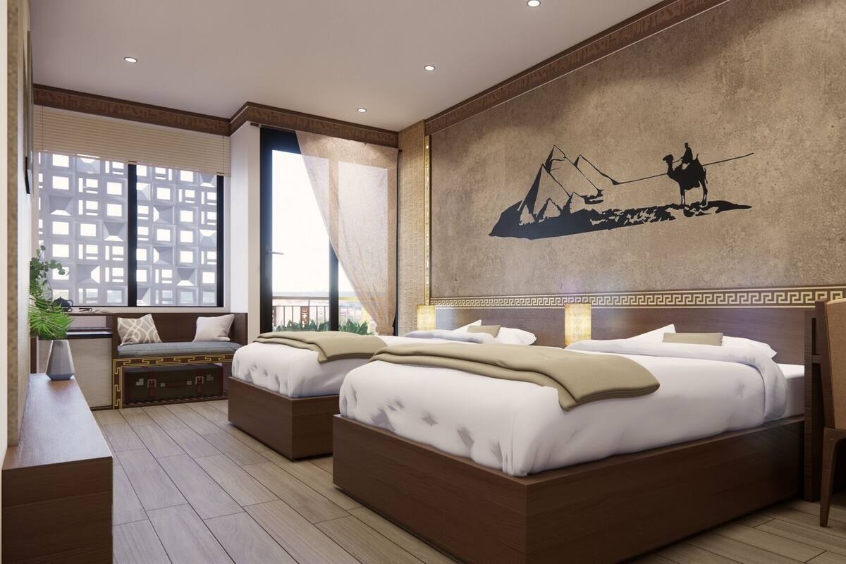 Een moderne hotelkamer met twee bedden, een zithoek en een groot raam met uitzicht.