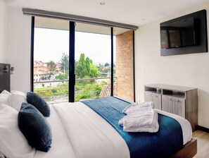 Deluxe Double Room | Egyptian cotton sheets, premium bedding, down comforters, pillowtop beds - Venue Batán Hotel & Suites (Cuenca)