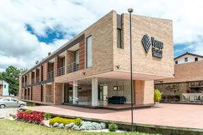 Vista frontal de la propiedad