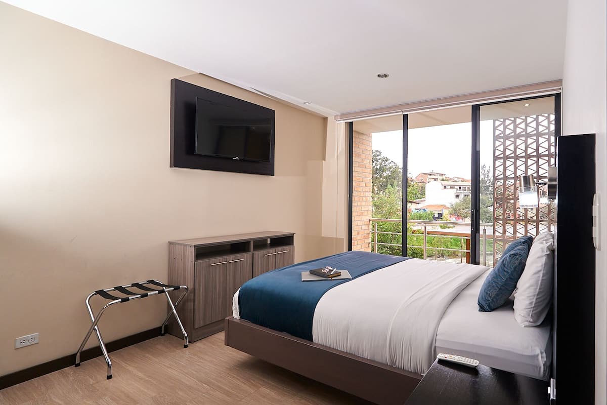Standard Suite | Egyptian cotton sheets, premium bedding, down comforters, pillowtop beds