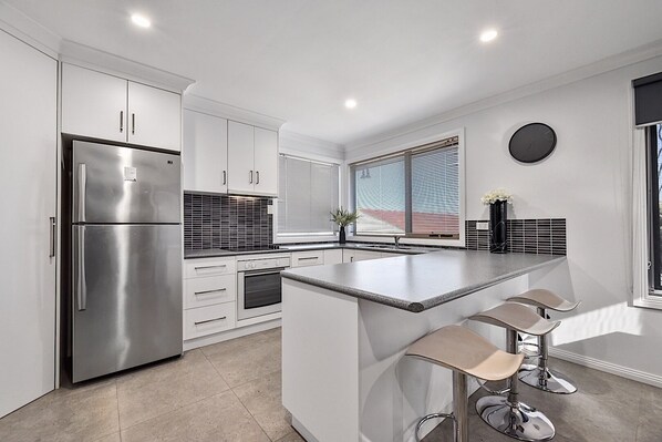 Kühlschrank, Mikrowelle, Ofen, Herdplatte