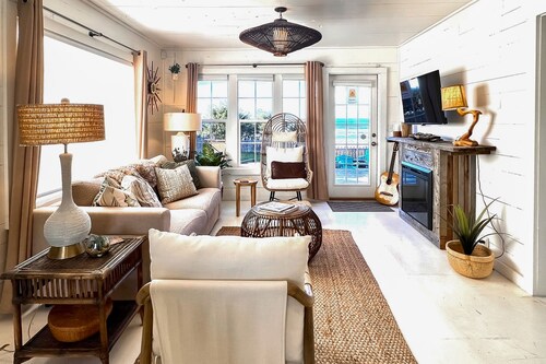 Upea rantalomökki merinäköalalla, iso suljettu piha, lähellä rantaa 