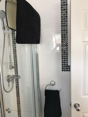 Shower, hair dryer, bidet, towels - Peacock Cottage, Pet Friendly,  Black Mountain Range, nestled on Brecon Beacons (Brecon)