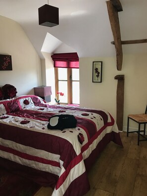 3 bedrooms, iron/ironing board, travel crib, WiFi - Peacock Cottage, Pet Friendly,  Black Mountain Range, nestled on Brecon Beacons (Brecon)