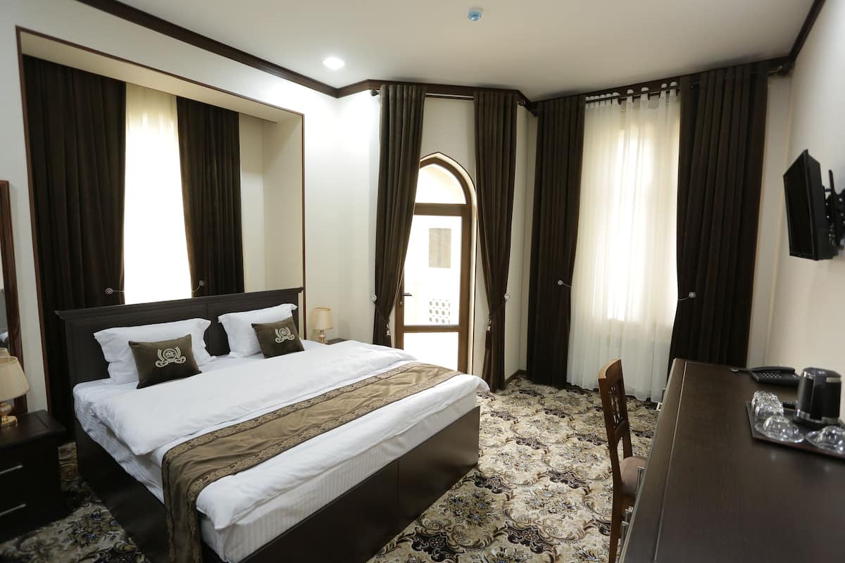 1 bedroom, Egyptian cotton sheets, premium bedding, down duvets