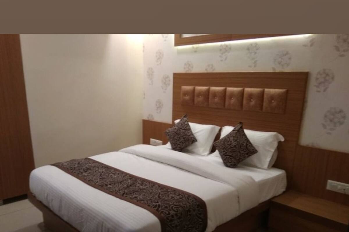 Egyptian cotton sheets, premium bedding, in-room safe