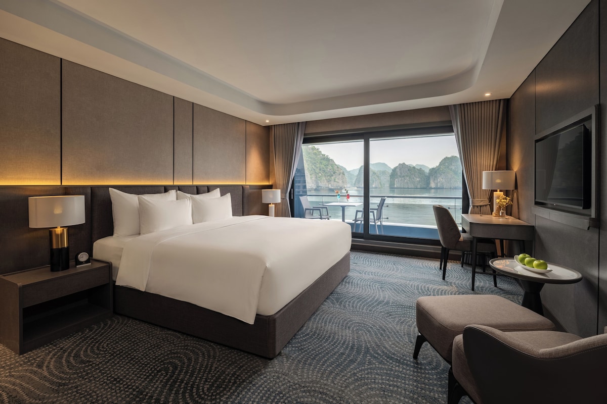 Junior Double Suite Sea View with Private Balcony | Premium bedding, down comforters, memory foam beds, minibar