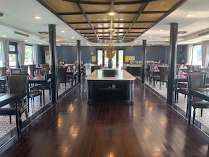 Free daily buffet breakfast - Dora Cruise (Ha Long)