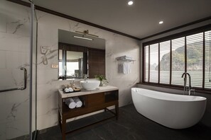 個別の浴槽とシャワー、レインフォールシャワー、バスアメニティ (無料)、ヘアドライヤー