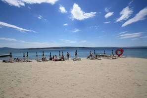 Una spiaggia nelle vicinanze