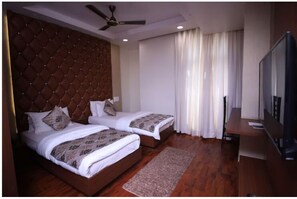Premium Studio Suite, 1 King Bed | 1 bedroom, blackout drapes, soundproofing, iron/ironing board