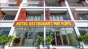 A hotel with a prominent sign reading "HOTEL RESTAURANT MAI HUNG". - Mai Hùng Hotel (Phu Quoc)