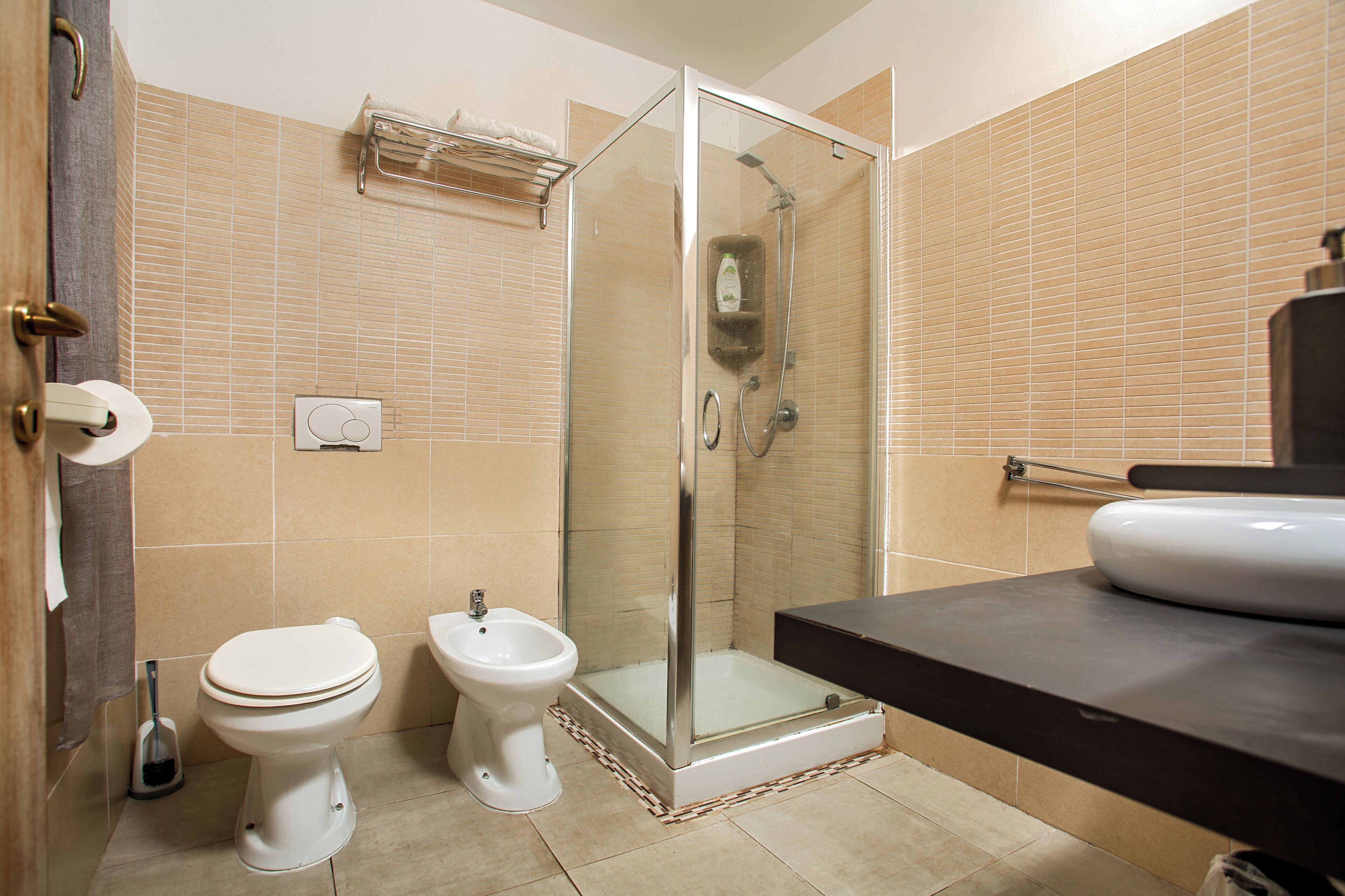 Dusche, Haartrockner, Handtücher, Seife