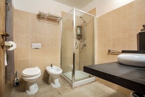 Doccia, asciugacapelli, asciugamani, sapone