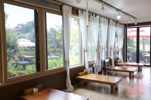 Se ofrece un desayuno coreano (6000 KRW por persona)