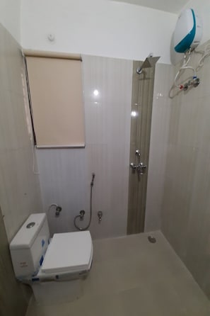Habitación doble | Baño | Regadera, regadera tipo lluvia, toallas 