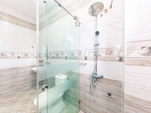 Deluxe Twin Room | Bathroom | Shower, free toiletries, slippers, bidet - OYO 446 The Bao Hotel (Da Lat)