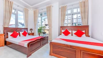 Habitación cuádruple Deluxe | Minibar, escritorio, wifi gratis y ropa de cama