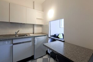 Private kitchen - Vip's Residence #STANDARD ONE BEDROOM APARTMENT 1 (Milano)
