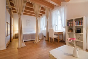 1 bedroom, iron/ironing board, free WiFi, bed sheets - Apartment near subway (Hietzing)