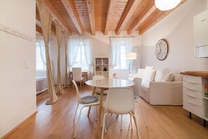 Interior - Apartment near subway (Hietzing)