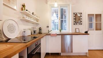 Fridge, oven, stovetop, dishwasher