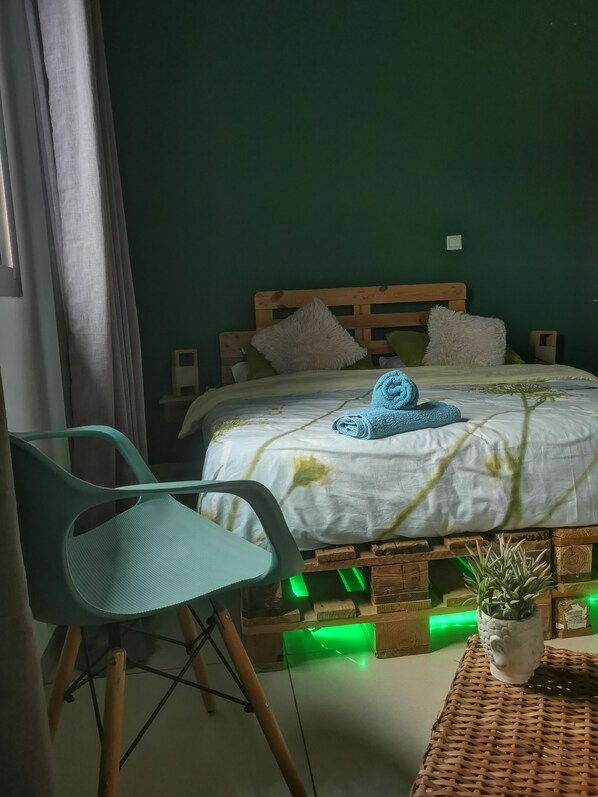 3 chambres, coffres-forts dans les chambres, fer et planche à repasser