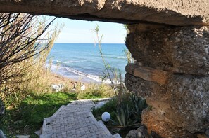 Playa privada en los alrededores, arena blanca