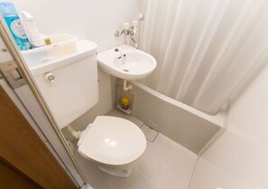 Studio Apartment | Bathroom | Combined shower/tub, free toiletries, slippers, towels