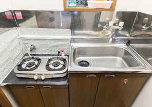 Studio Apartment | Private kitchenette | Fridge, microwave, stovetop, cookware/dishes/utensils - Centrally Located Deluxe Furnished.3 (Tokyo)