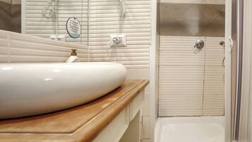 Dusche, Haartrockner, HandtĂŒcher, Seife