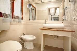 シャワー、ヘアドライヤー、タオル、石鹸